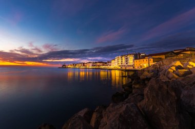 Gece görüşü Piran kıyı kenti eski binalar gezinti alanı, Slovenya