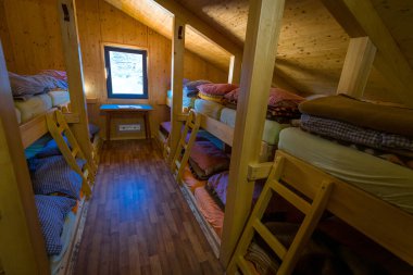 Dağ kulübelerinin iç kısımlarında yataklar var. Ziyaretçi defteri. Triglav ulusal parkı sırt çantaları, Slovenya doğa yürüyüşü, Avrupa seyahati.