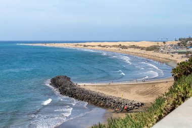 Maspalomas Sahili (Playa de Maspalomas) Gran Kanarya Adaları, İspanya 'da sıcak bir yaz gününde.