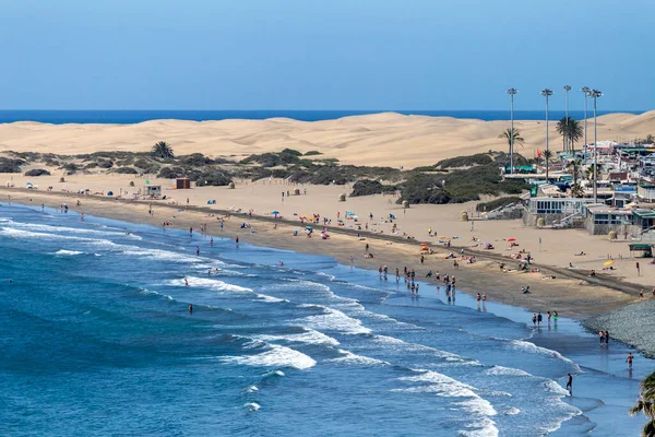 Maspalomas Sahili (Playa de Maspalomas) Gran Kanarya Adaları, İspanya 'da sıcak bir yaz gününde.