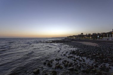 İspanya 'nın Gran Canary kentindeki Maspaloma' da kayalık okyanus kıyısı