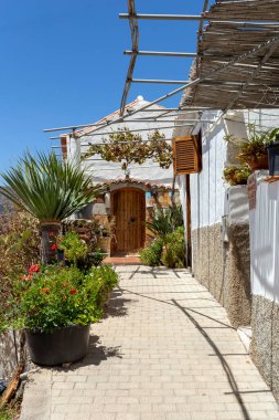 Güneşli bir günde Fataga, Gran Canaria 'da küçük bir ev.