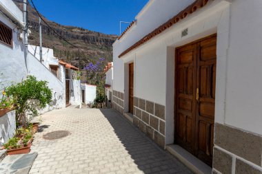 Gran Canaria 'daki Fataga köyünün beyaz evleri güneşli bir günde.