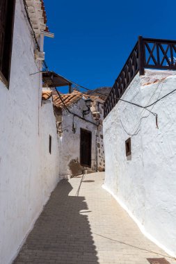 Gran Canaria 'daki Fataga köyünün beyaz evleri güneşli bir günde.