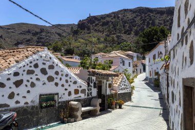 Gran Canaria 'daki Fataga köyünün beyaz evleri güneşli bir günde.
