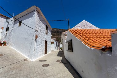 Gran Canaria 'daki Fataga köyünün beyaz evleri güneşli bir günde.