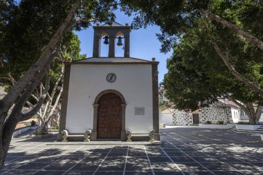 Iglesia de San Jose. Fataga köyünde küçük bir kilise. Güneşli bir günde Gran Canaria..