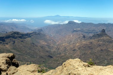 Gran Kanarya Dağları Roque Nublo 'nun kayalarından (Bulutlardaki Kaya)).