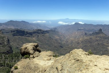 Gran Kanarya Dağları Roque Nublo 'nun kayalarından (Bulutlardaki Kaya)).