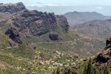 Gran Canaria 'da bir dağ köyü Roque Nublo' nun kayalarından (Bulutlardaki Kaya)).