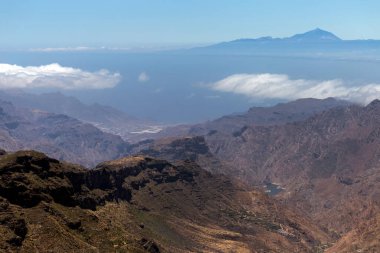 Gran Kanarya Dağları Roque Nublo 'nun kayalarından (Bulutlardaki Kaya)).