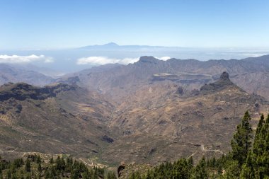 Gran Kanarya Dağları Roque Nublo 'nun kayalarından (Bulutlardaki Kaya)).