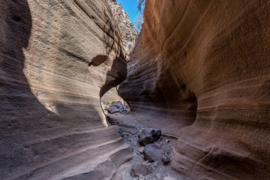 Barranco de Las Vacas Kaya oluşumları Gran Canaria 'da bir yaz günü.