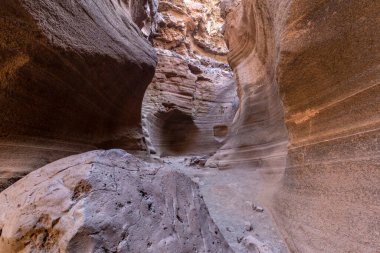 Barranco de Las Vacas Kaya oluşumları Gran Canaria 'da bir yaz günü.