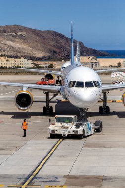 Las Palmas, İspanya - 06 02 2021: Akbaba Boeing 757-300 bir yaz günü Gran Kanarya Havaalanı 'ndan ayrılıyor.