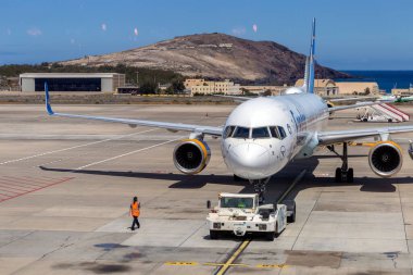 Las Palmas, İspanya - 06 02 2021: Akbaba Boeing 757-300 bir yaz günü Gran Kanarya Havaalanı 'ndan ayrılıyor.