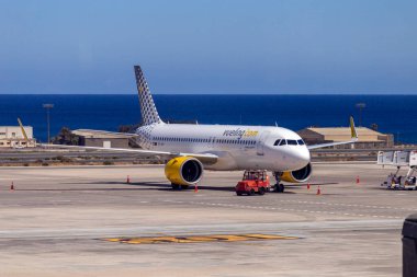 Las Palmas, İspanya - 06 02 2021: Vueling Airbus A320 neo bir yaz günü Gran Kanarya Havaalanı 'ndan ayrılıyor.
