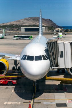Las Palmas, İspanya - 06 02 2021: Vueling Airbus A320 bir yaz günü Gran Canaria Havaalanı 'na park etti.