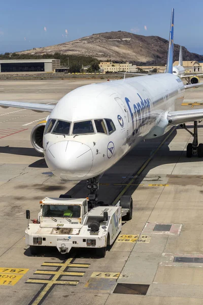 Las Palmas, İspanya - 06 02 2021: Akbaba Boeing 757-300 bir yaz günü Gran Kanarya Havaalanı 'ndan ayrılıyor.