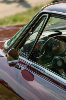 Dunaujvaros, Macaristan - 07 17 2021: Alfacity karnavalı üzerinde eski bir Alfa Romeo 'nun konsolu.