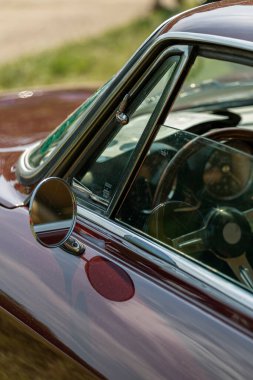 Dunaujvaros, Macaristan - 07 17 2021: Alfacity karnavalı üzerinde eski bir Alfa Romeo 'nun konsolu.