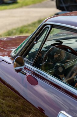 Dunaujvaros, Macaristan - 07 17 2021: Alfacity karnavalı üzerinde eski bir Alfa Romeo 'nun konsolu.