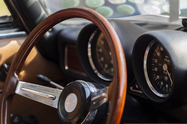 Dunaujvaros, Macaristan - 07 17 2021: Alfacity karnavalı üzerinde eski bir Alfa Romeo 'nun konsolu.