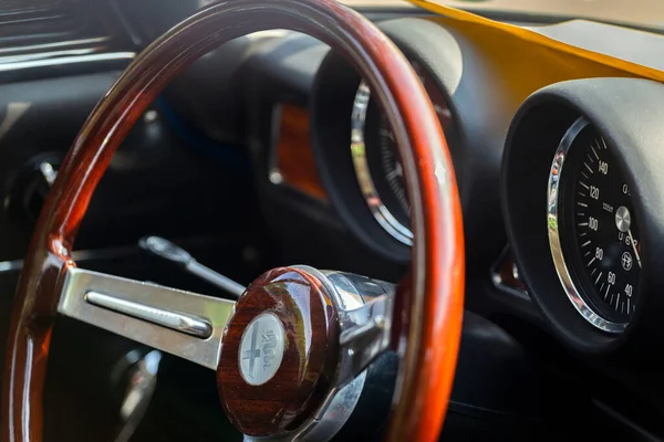 Dunaujvaros, Macaristan - 07 17 2021: Alfacity karnavalı üzerinde eski bir Alfa Romeo 'nun konsolu.