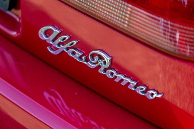 Dunaujvaros, Macaristan - 07 17 2021: Alfacity Carshow 'unda eski bir Alfa Romeo' nun arka ucu.