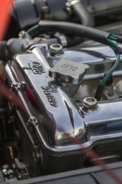 Dunaujvaros, Macaristan - 07 17 2021: Alfacity karnavalı üzerinde eski bir Alfa Romeo 'nun motor ve vana kapağı.