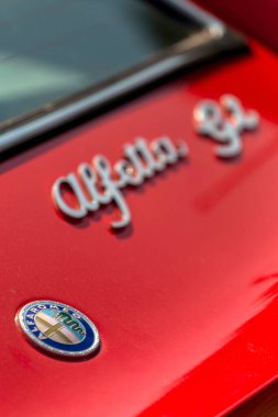 Dunaujvaros, Macaristan - 07 17 2021: Alfacity karikatüründe eski bir Alfa Romeo Alfetta GT 'nin arka ucu.