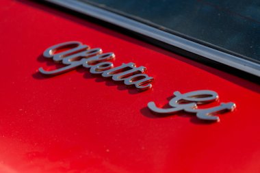 Dunaujvaros, Macaristan - 07 17 2021: Alfacity karikatüründe eski bir Alfa Romeo Alfetta GT 'nin arka ucu.