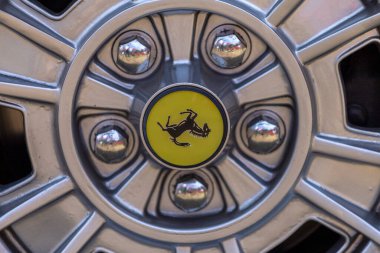 Dunaujvaros, Macaristan - 07 17 2021: Alfacity karnavalı üzerinde eski bir Ferrari 'nin tekerleği.