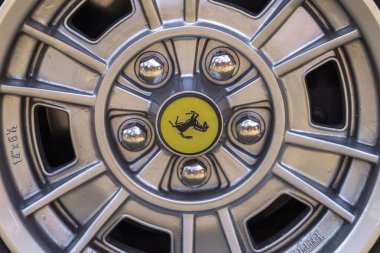 Dunaujvaros, Macaristan - 07 17 2021: Alfacity karnavalı üzerinde eski bir Ferrari 'nin tekerleği.