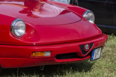 Dunaujvaros, Macaristan - 07 17 2021: Alfacity karikatüründe eski bir Alfa Romeo Spider 'ın önü.