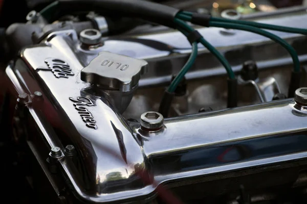 Dunaujvaros, Macaristan - 07 17 2021: Alfacity karnavalı üzerinde eski bir Alfa Romeo 'nun motor ve vana kapağı.