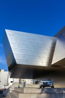 Münih, Almanya - 08: 25 2011: Münih, Almanya 'daki BMW Welt binasının mimari ayrıntıları.