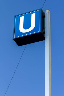 Almanya, Münih 'teki U-Bahn toplu taşıma işareti.