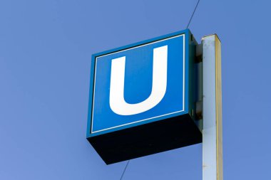 Almanya, Münih 'teki U-Bahn toplu taşıma işareti.