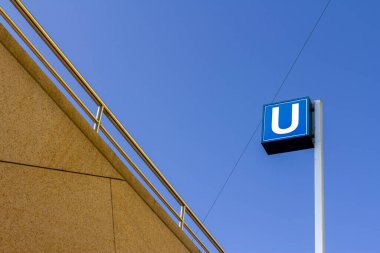 Almanya, Münih 'teki U-Bahn toplu taşıma işareti.