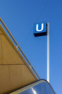 Almanya, Münih 'teki U-Bahn toplu taşıma işareti.