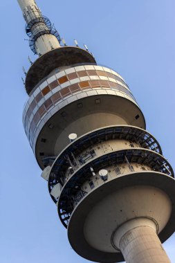 Münih, Almanya - 08 25 2011: Olimpiyatların toplam yüksekliği 291 metre ve ağırlığı 52.500 ton. 190 metre yükseklikte bir gözlem platformu ve bir müze bulunmaktadır..