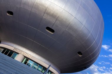 Münih, Almanya - 08: 25 2011: BMW Müzesi ve Almanya 'nın Münih merkezindeki Mimari Detay.