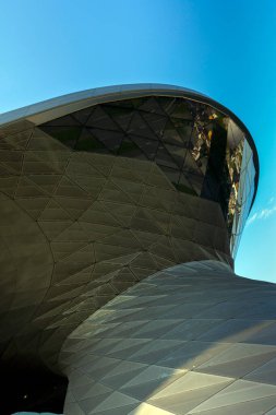 Münih, Almanya - 08: 25 2011: Münih, Almanya 'daki BMW Welt binasının mimari ayrıntıları.