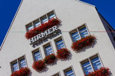 Münih, Almanya - 08 26 2011: Marienplatz yakınlarındaki Kaufinger Caddesi 'nde Zum Schonen Turm (Güzel Kule) Hirmer firması moda mağazası. Münih, Almanya