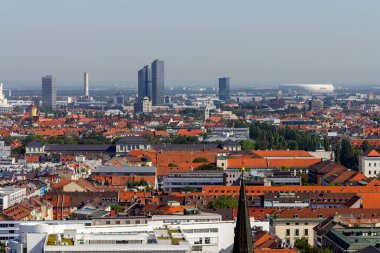 Almanya 'nın Münih şehrindeki ünlü Frauenkirche' den güzel bir yaz gününde Münih manzarası.
