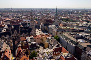 Almanya 'nın Münih şehrindeki ünlü Frauenkirche' den güzel bir yaz gününde Münih manzarası.