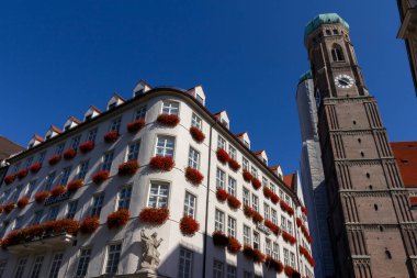 Münih, Almanya - 08 26 2011: Marienplatz yakınlarındaki Kaufinger Caddesi 'nde Zum Schonen Turm (Güzel Kule) Hirmer firması moda mağazası. Münih, Almanya