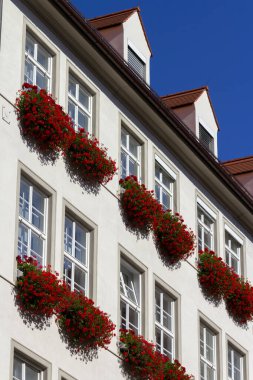Münih, Almanya - 08 26 2011: Marienplatz yakınlarındaki Kaufinger Caddesi 'nde Zum Schonen Turm (Güzel Kule) Hirmer firması moda mağazası. Münih, Almanya