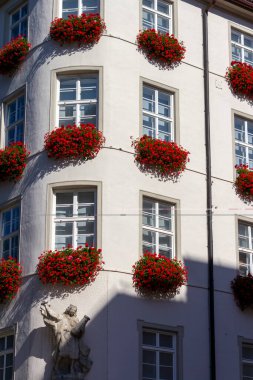 Münih, Almanya - 08 26 2011: Marienplatz yakınlarındaki Kaufinger Caddesi 'nde Zum Schonen Turm (Güzel Kule) Hirmer firması moda mağazası. Münih, Almanya